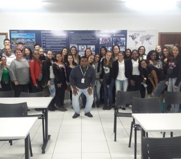 06/05/2016-Visita à Elring Klinger amplia o conhecimento de alunos da Fatep sobre recursos humanos