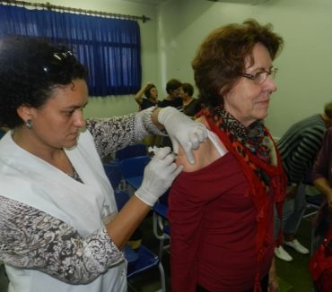 19/04/2013 – Alunas da Faculdade de 3ª Idade da Fatep recebem vacina contra a gripe