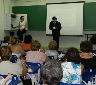 27/02 – Primeira aula inaugural da Faculdade Aberta da Terceira Idade traz reflexões sobre texto de Charles Chaplin